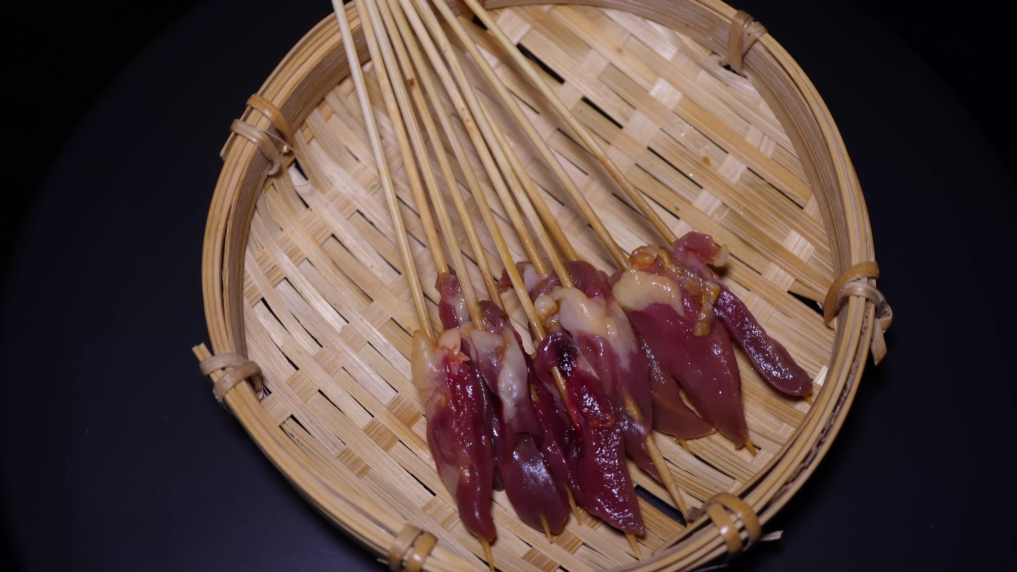 鸡心串小串肉串钵钵鸡炸串烤串美食视频的预览图