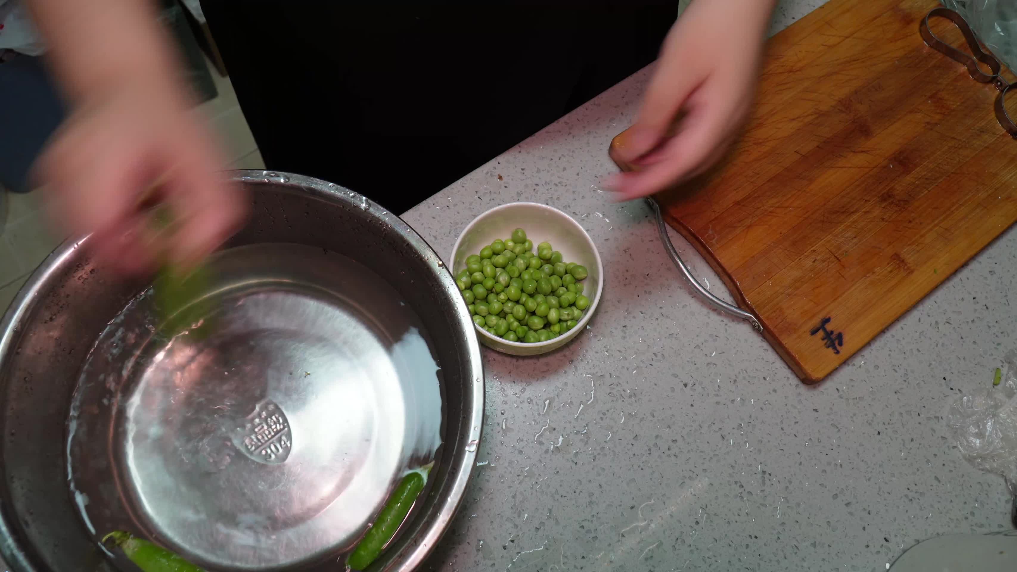 清洗豌豆青豆处理食材视频的预览图