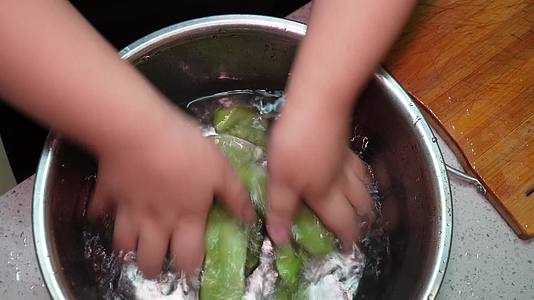 清洗油豆角紫豆角扁豆角视频的预览图