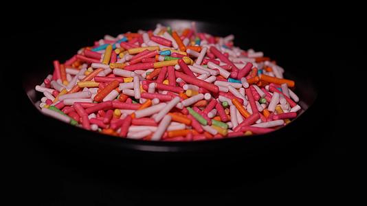 朱古力彩针糖豆蛋糕烘焙装饰糖视频的预览图