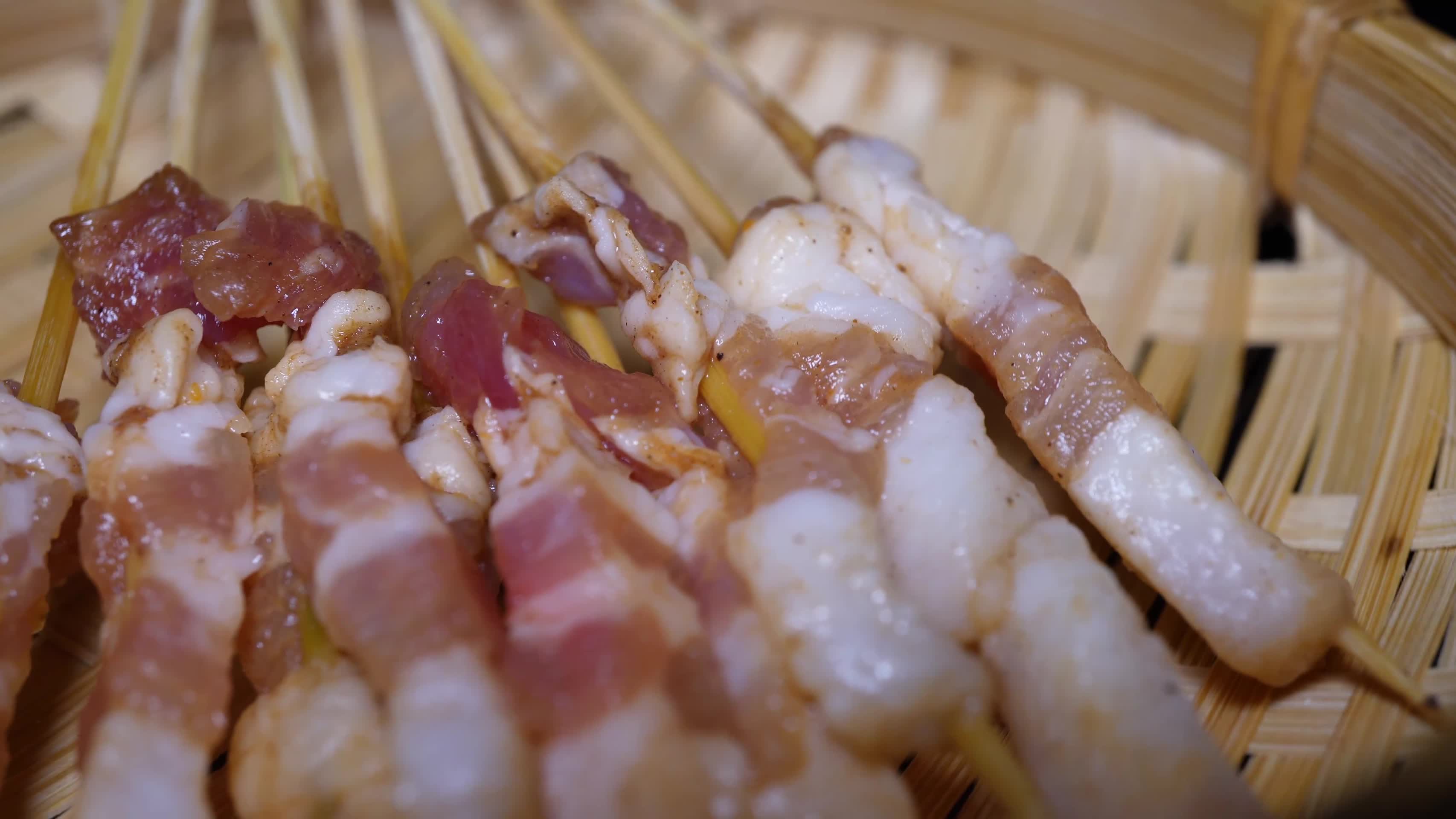 猪五花肉串小串肉串钵钵鸡炸串烤串美食视频的预览图