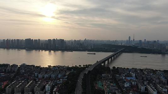 湖北武汉长江日落晚霞夕阳航拍视频的预览图