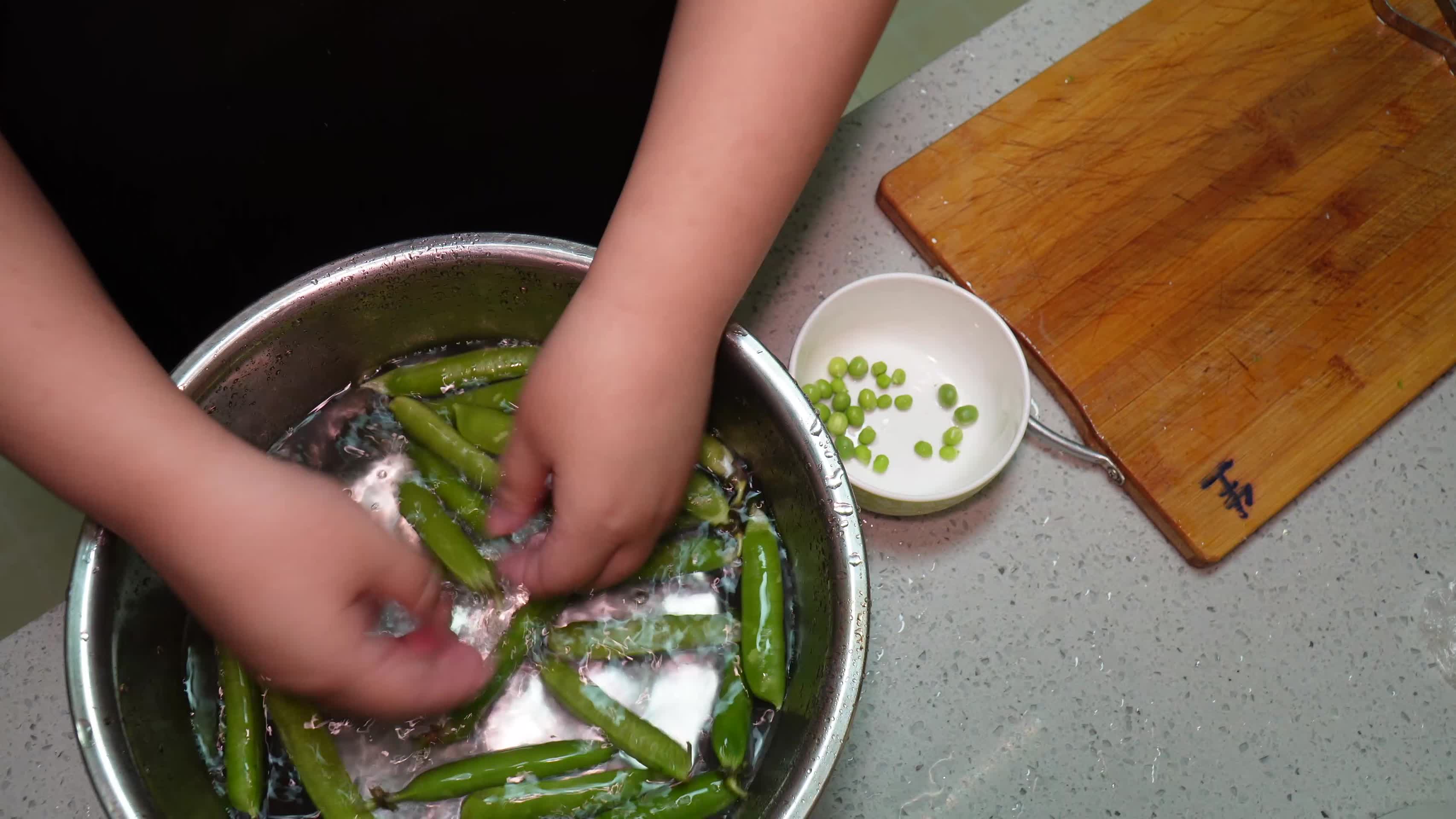 剥豌豆剥青豆处理豆子视频的预览图