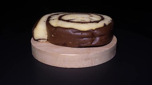 虎皮牛奶蛋糕卷巧克力蛋糕卷面包早餐视频的预览图