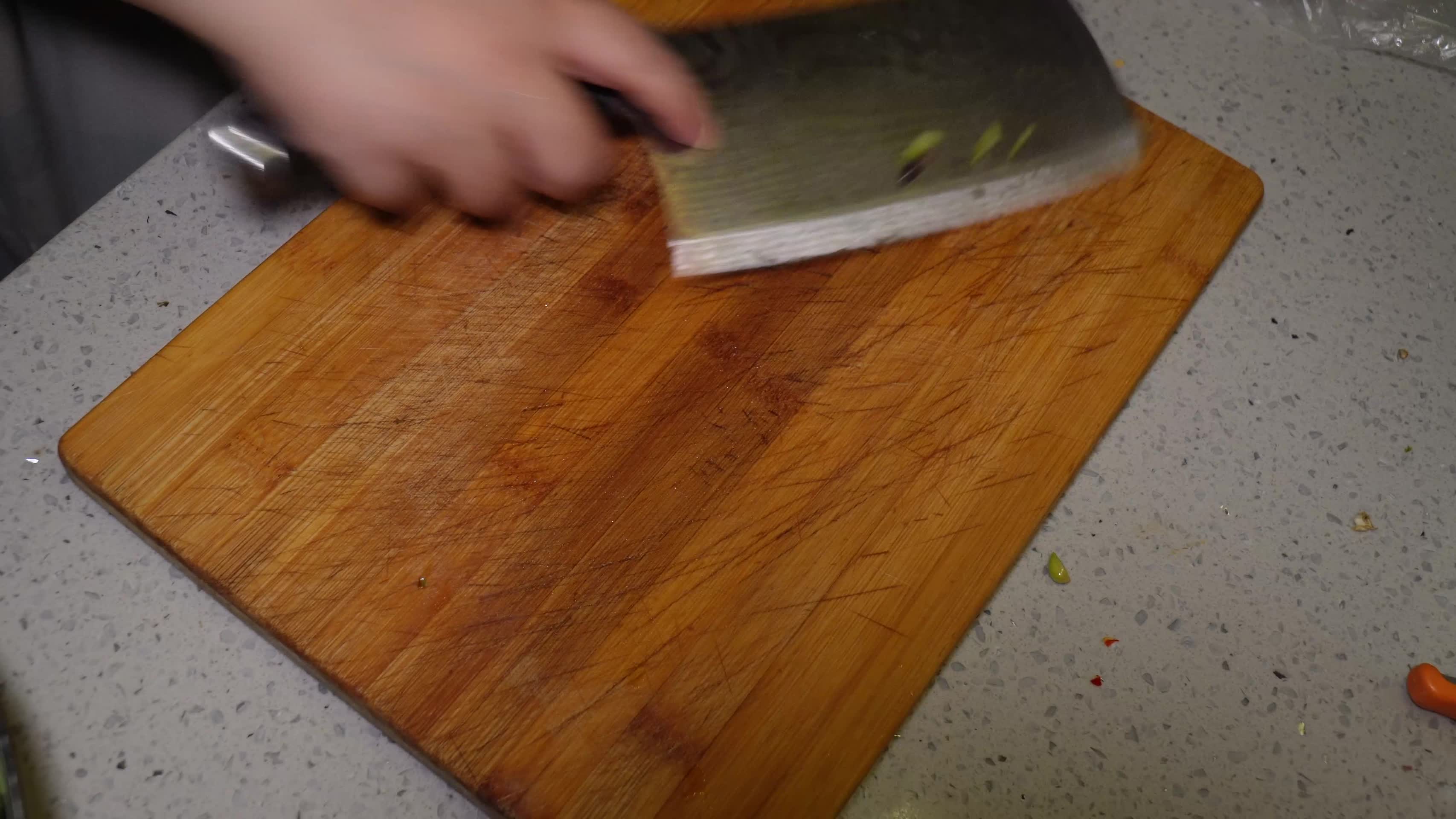 食材处理洗蒜苗择蒜薹切蒜薹视频的预览图