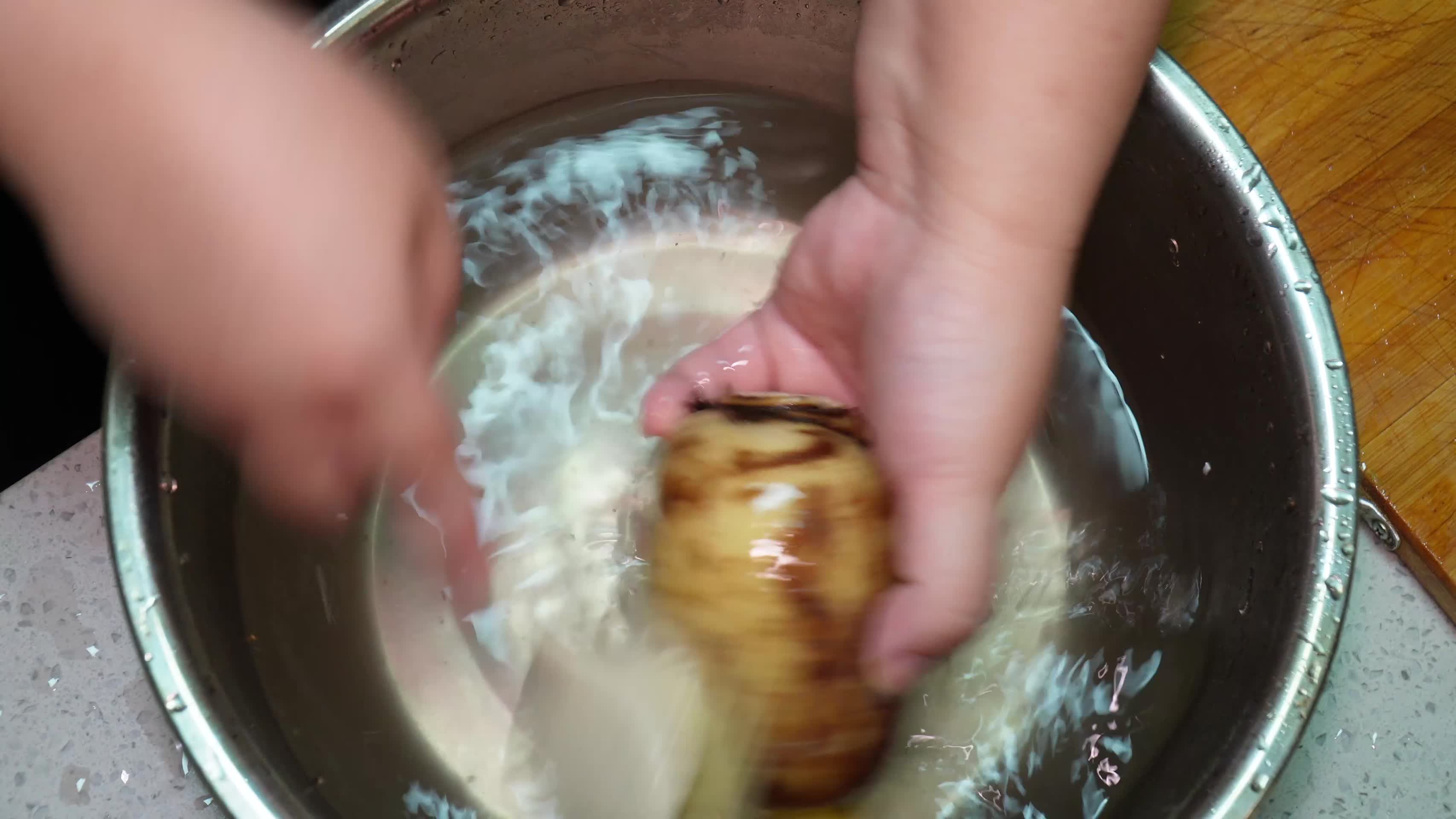 清洗莲藕削皮刀去皮切片做饭做菜视频的预览图
