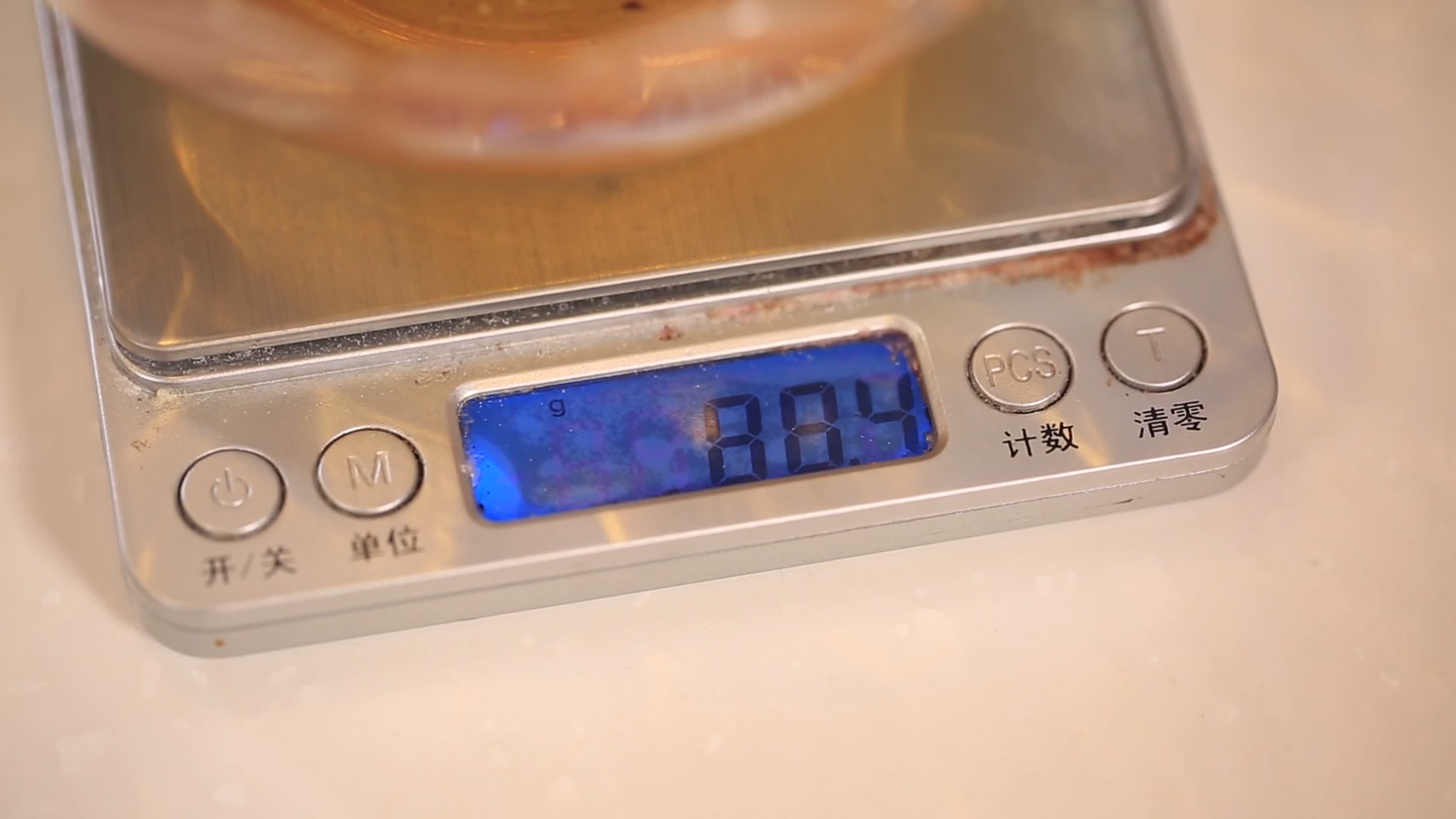 镜头合集一碗油脂并用厨房秤称重量视频的预览图