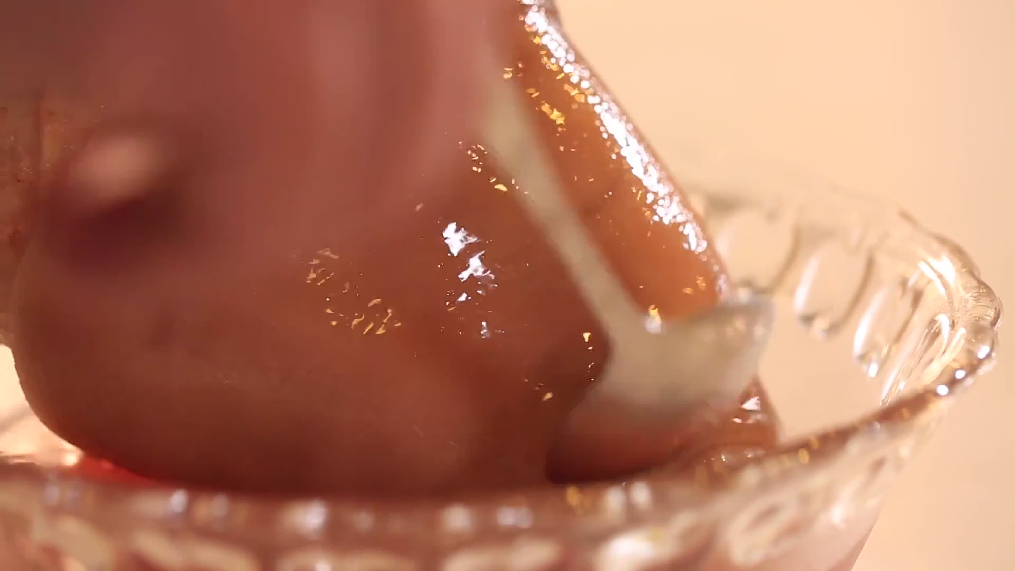 镜头合集红醋配制脆皮料汁刷在肘子上视频的预览图
