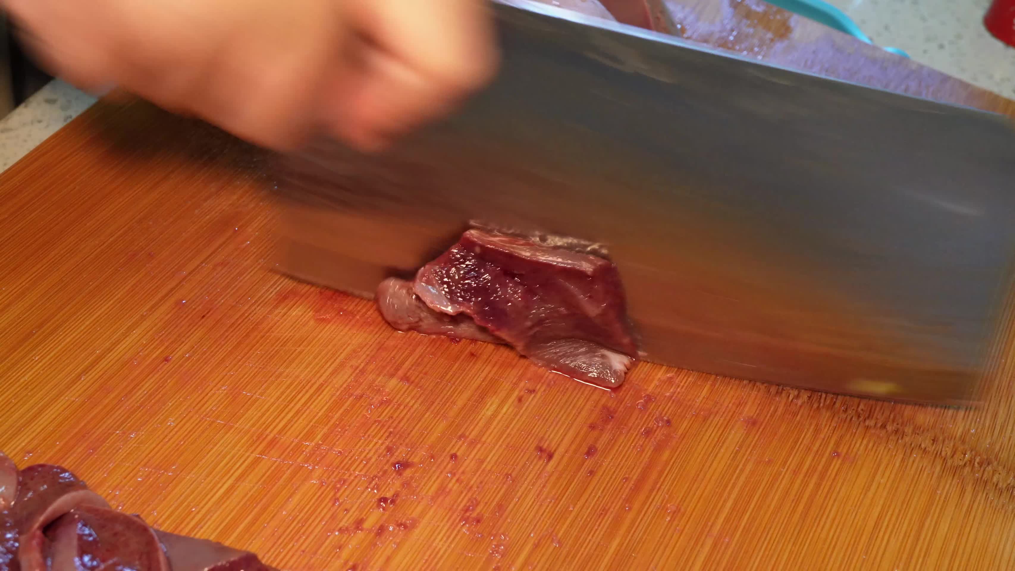 切猪肝去腥加调料腌制入味视频的预览图