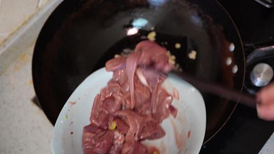 油锅炒制熘肝尖家常菜制作过程视频的预览图