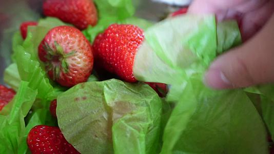镜头合集清洗水果草莓吃草莓视频的预览图