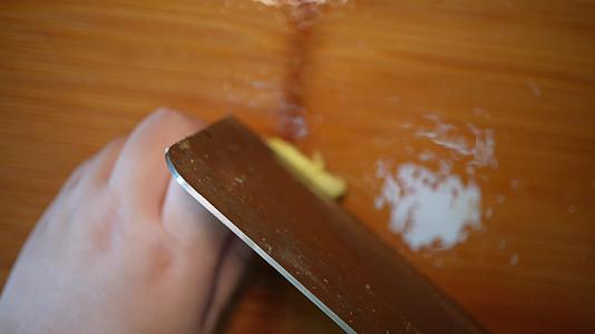 切葱姜碎泡葱姜水去腥视频的预览图