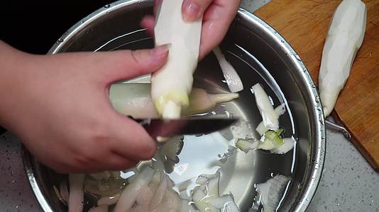 切茭白削茭白处理食材妈妈做饭视频的预览图