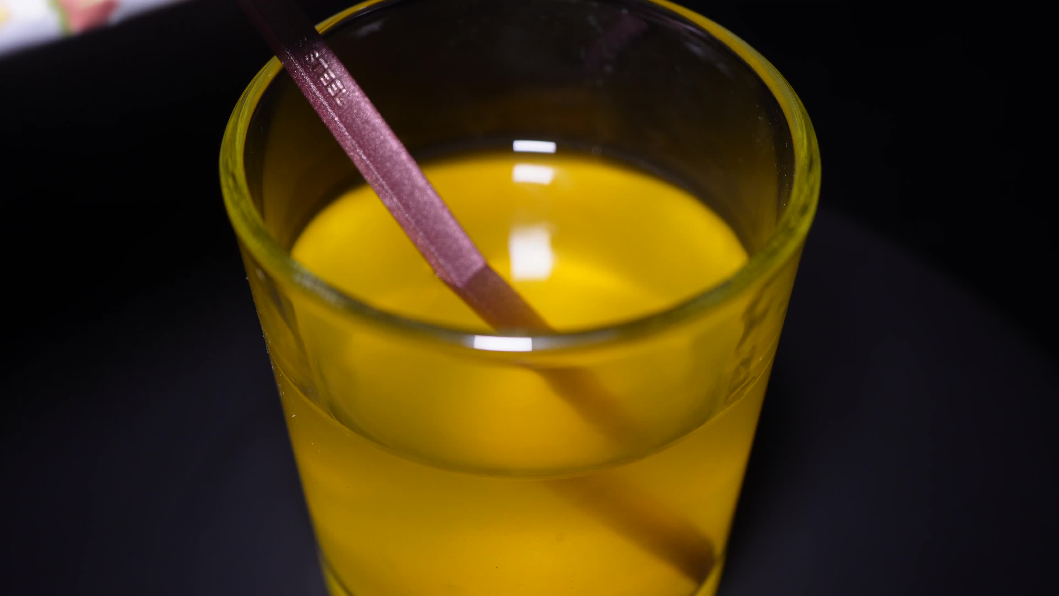 橙子果汁橘子果汁清水玻璃杯冲泡视频的预览图