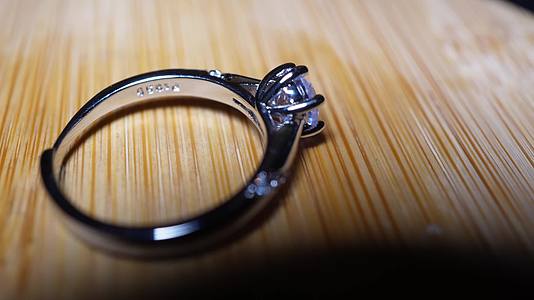 戒指钻戒钻石珠宝订婚贵重视频的预览图