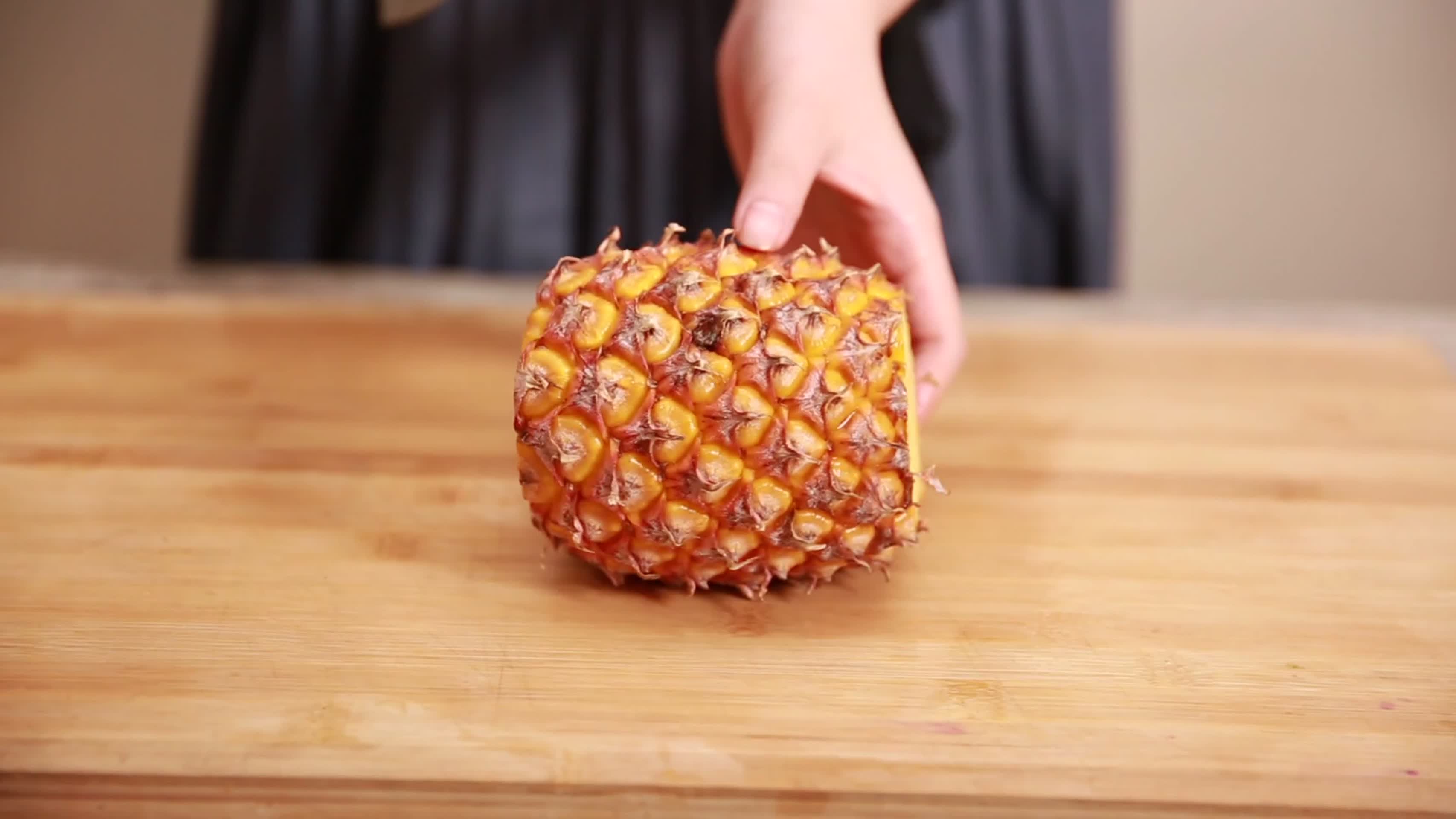镜头合集水果刀削菠萝皮视频的预览图