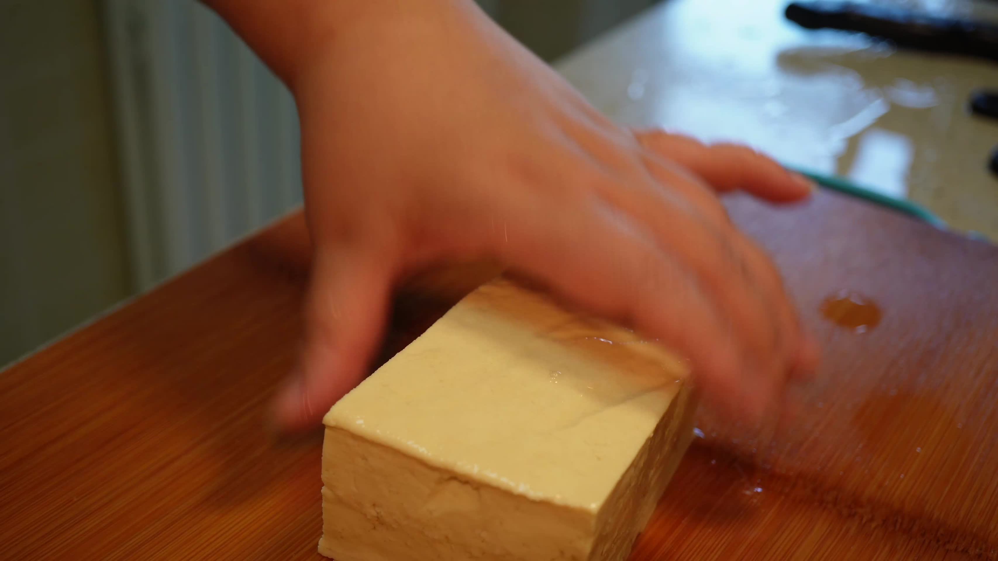切豆腐炸豆腐做菜视频的预览图