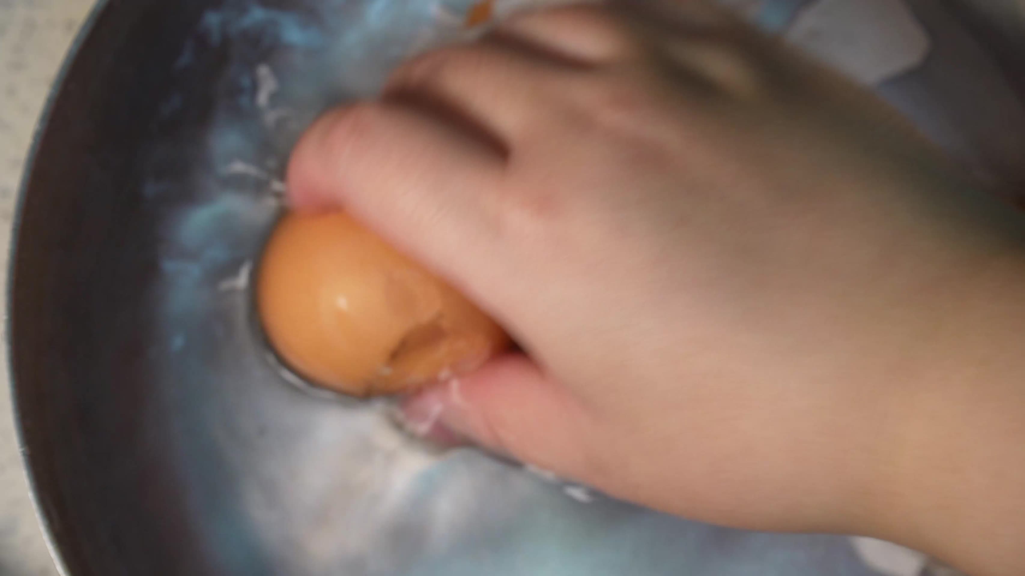 煮鸡蛋剥鸡蛋壳切鸡蛋视频的预览图