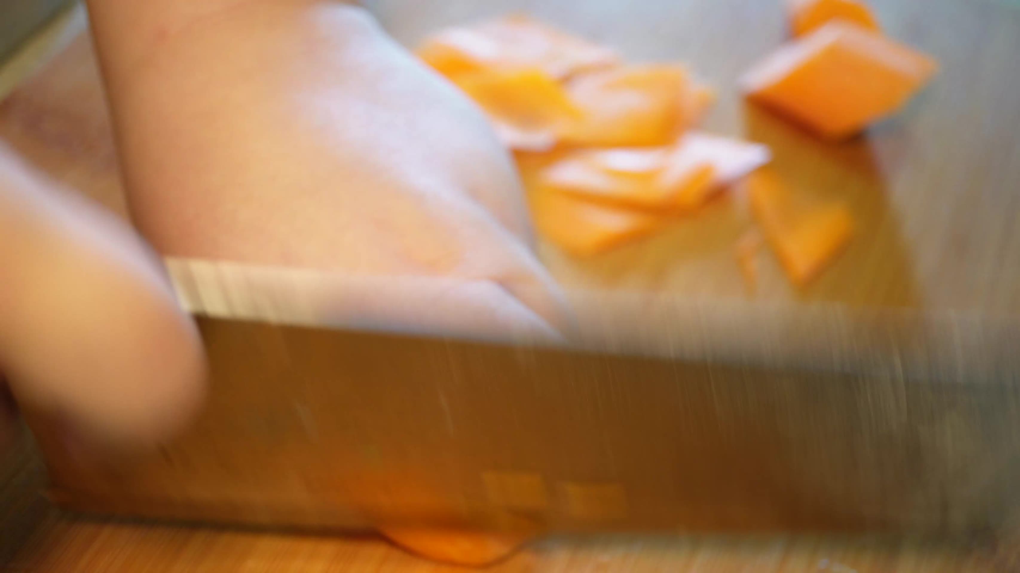胡萝卜削皮切丝切片切菜视频的预览图
