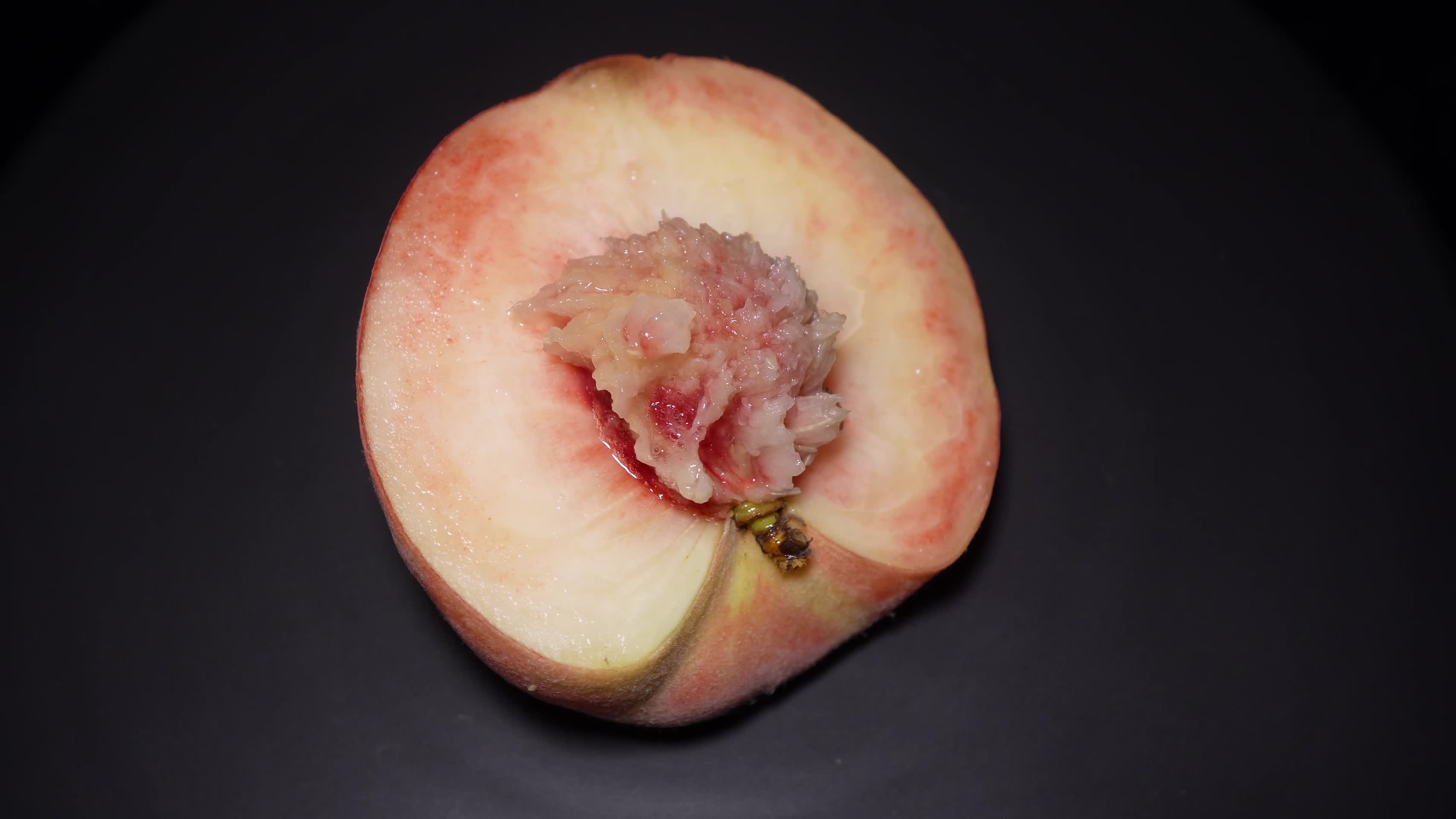 夏季水果桃子久保水蜜桃桃核视频的预览图