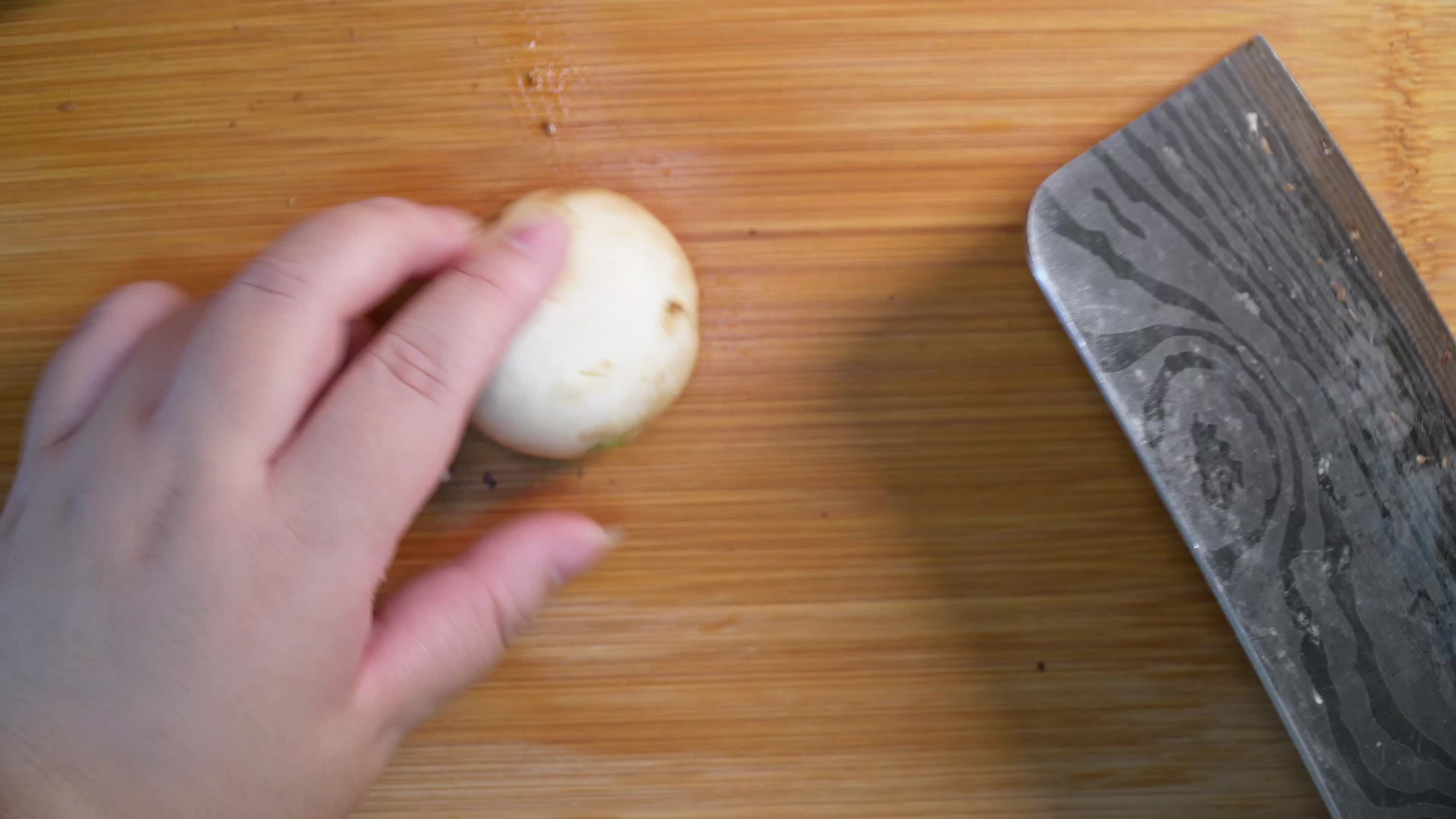 清洗口蘑切口蘑做饭切菜备菜视频的预览图
