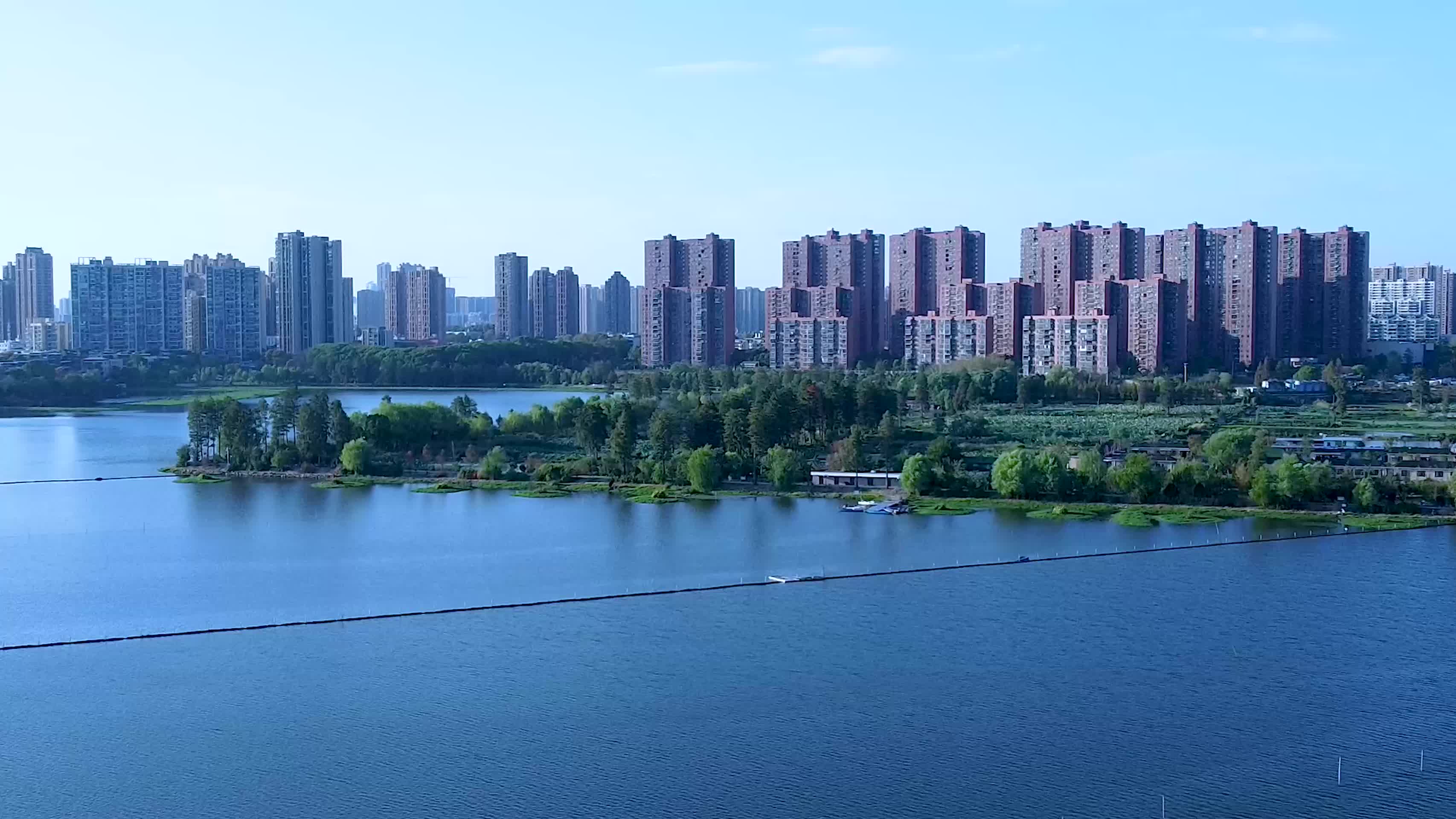 武汉洪山区野芷湖4K航拍视频视频的预览图