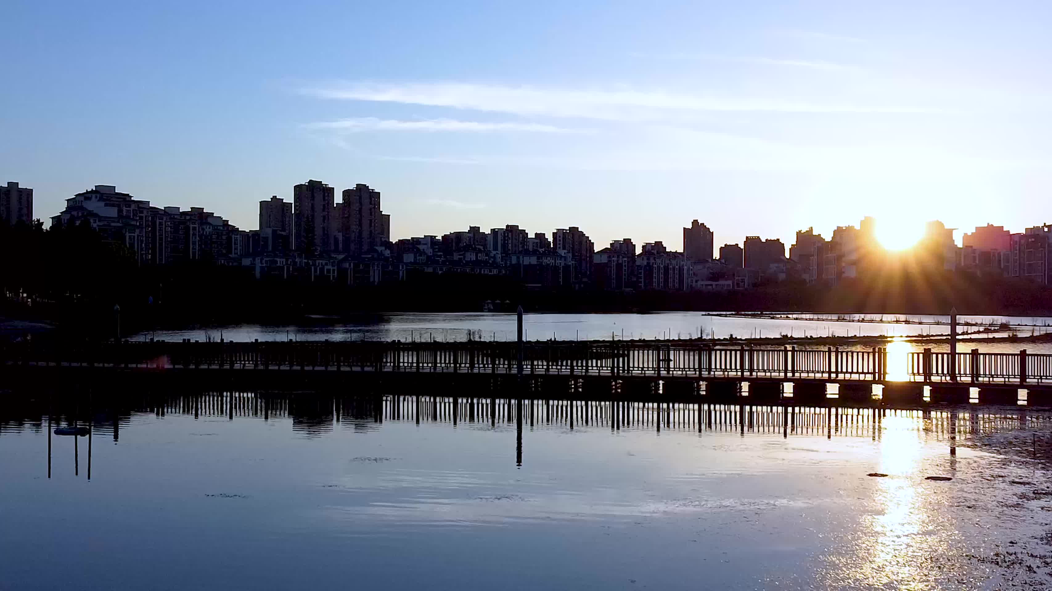 武汉南湖幸福湾水上公园4K航拍视频视频的预览图