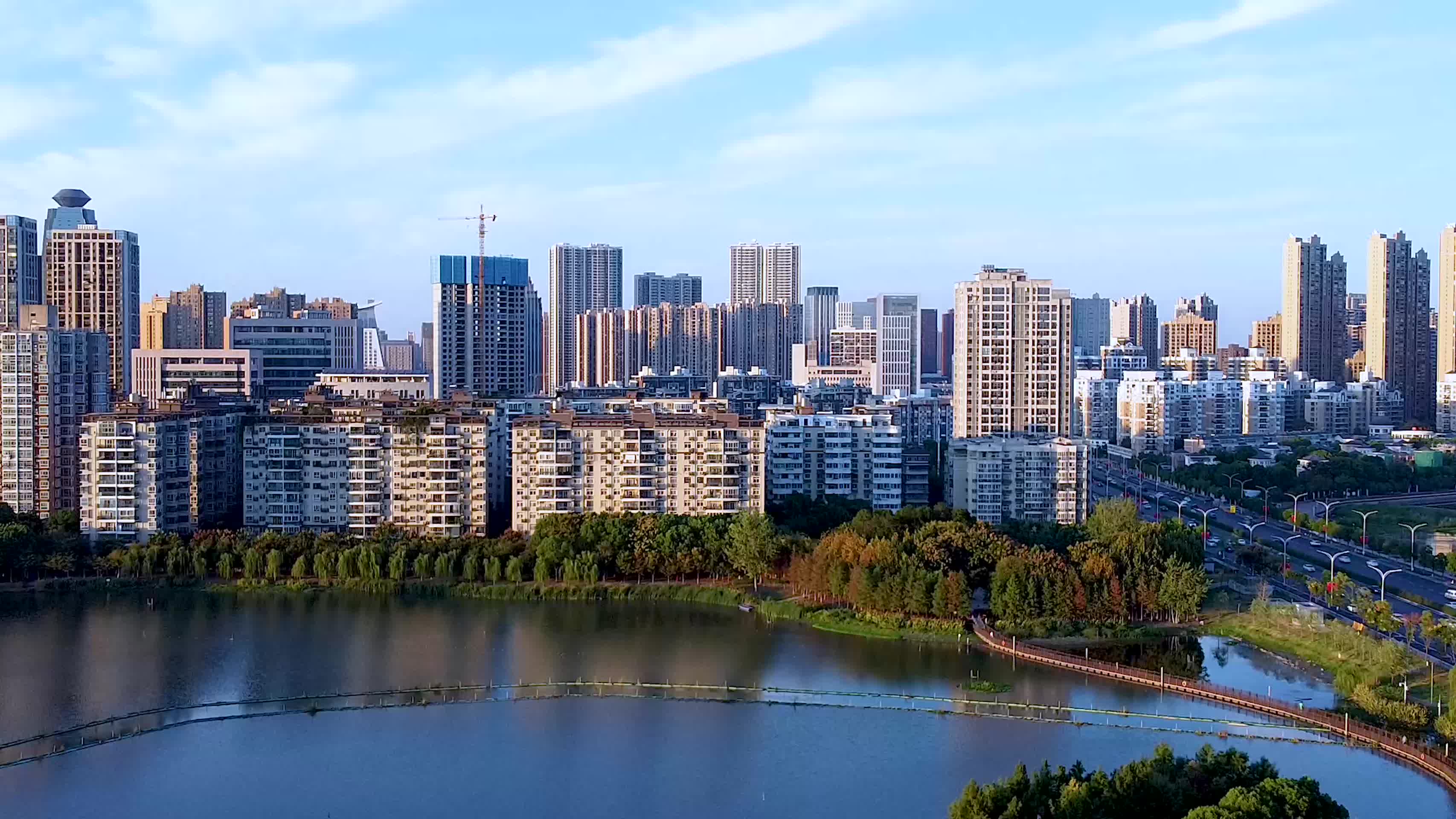 武汉南湖幸福湾水上公园4K航拍视频视频的预览图