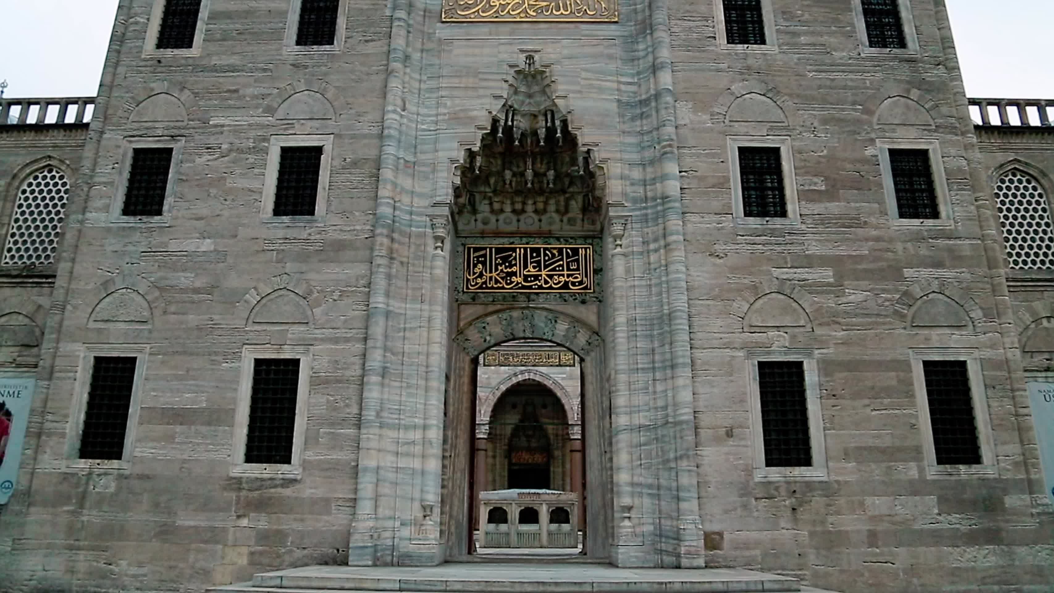 庄重的苏莱曼尼耶清真寺视频的预览图