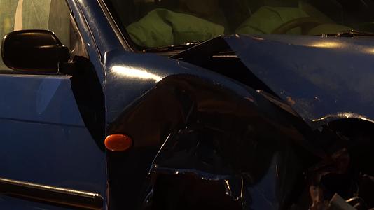 出车祸被撞坏的汽车视频的预览图