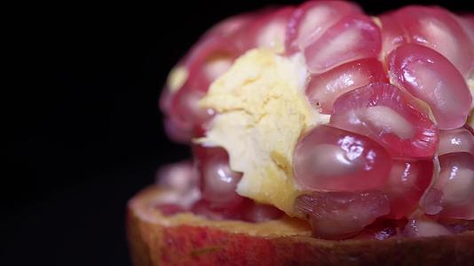 剥开的软籽石榴新鲜水果秋季视频的预览图