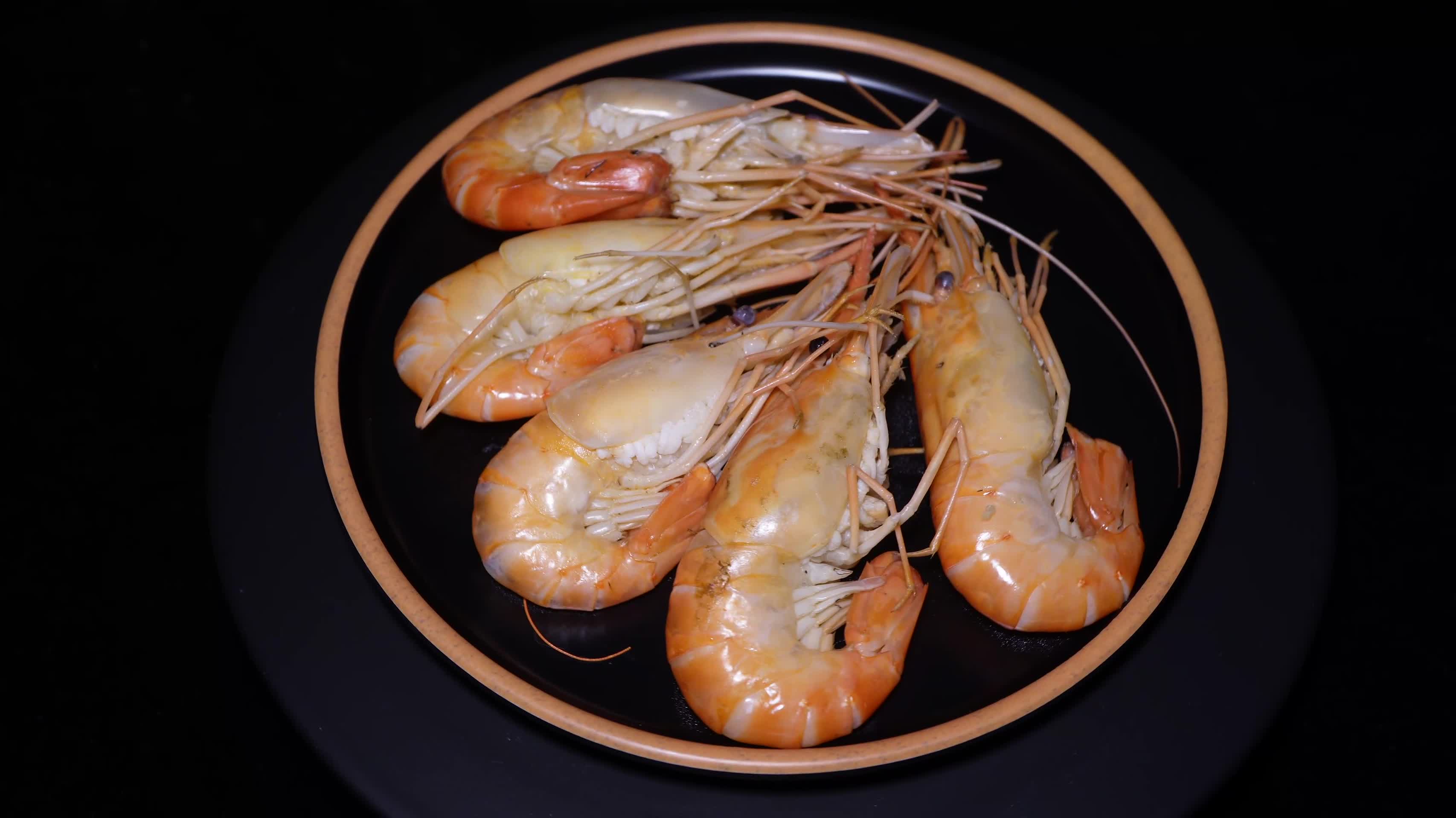 剥虾吃罗氏虾大头虾视频的预览图