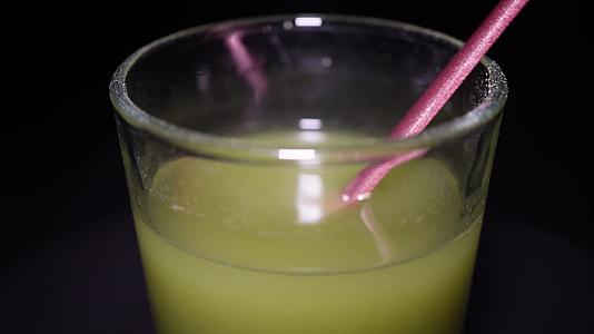 菠萝果汁柠檬果汁粉玻璃冲泡视频的预览图