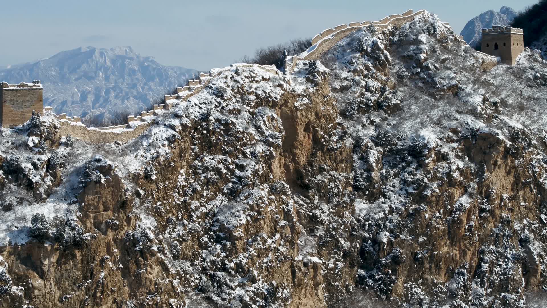 冬季长城航拍雪景日出长城视频的预览图