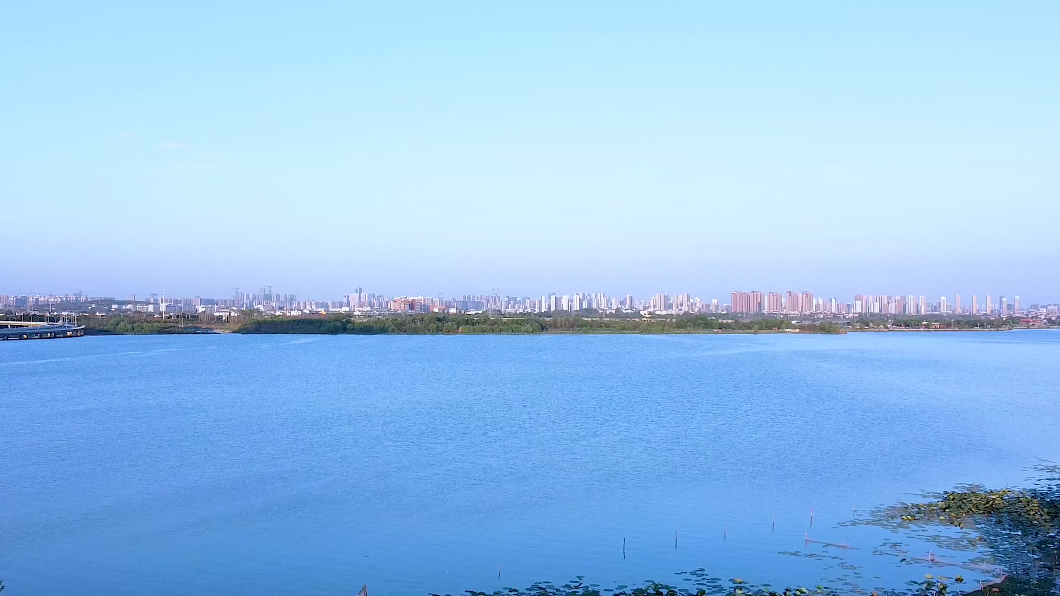 武汉洪山区汤逊湖4K航拍视频视频的预览图
