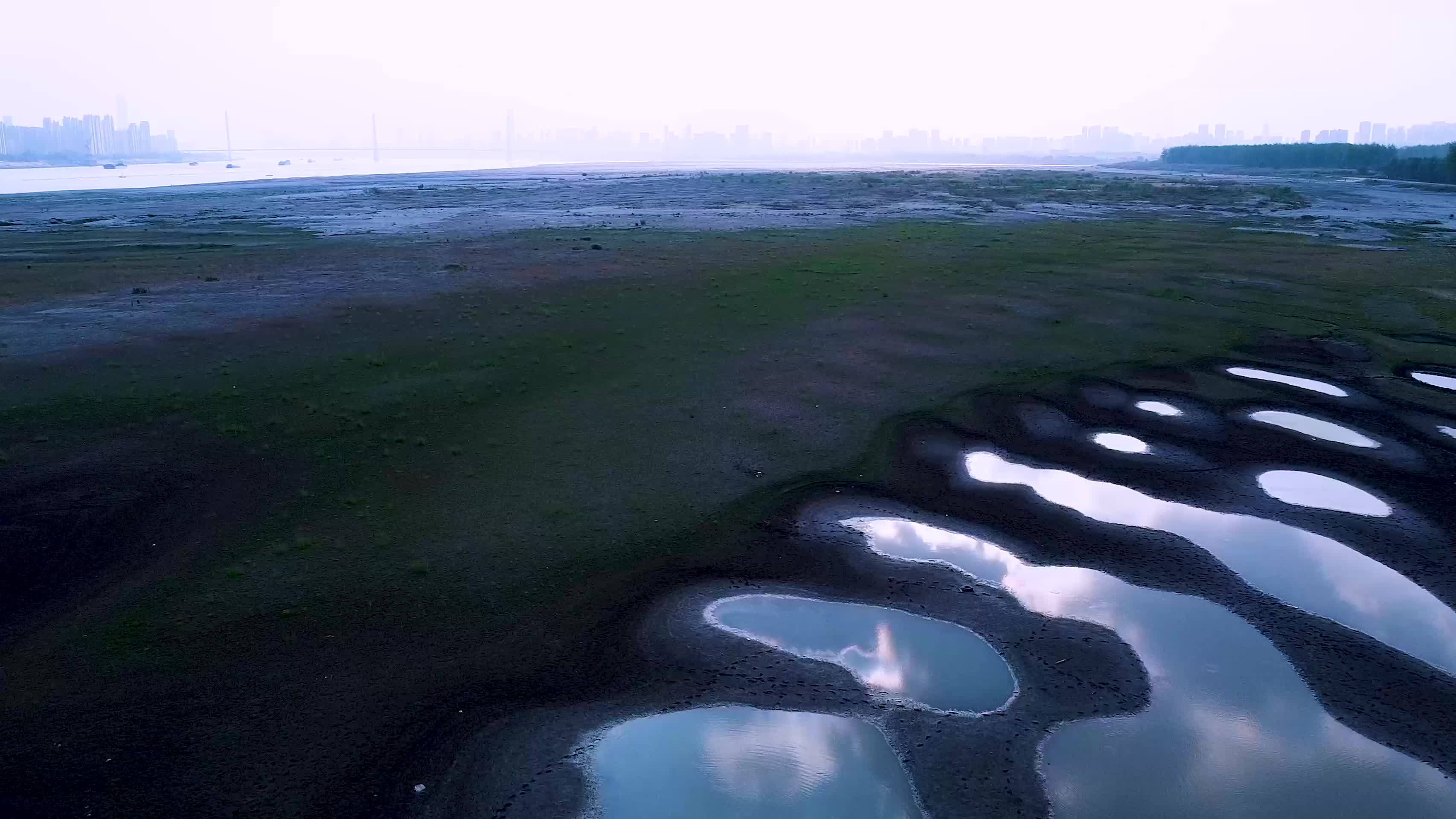 武汉洪山区天兴洲滩涂4K航拍视频视频的预览图