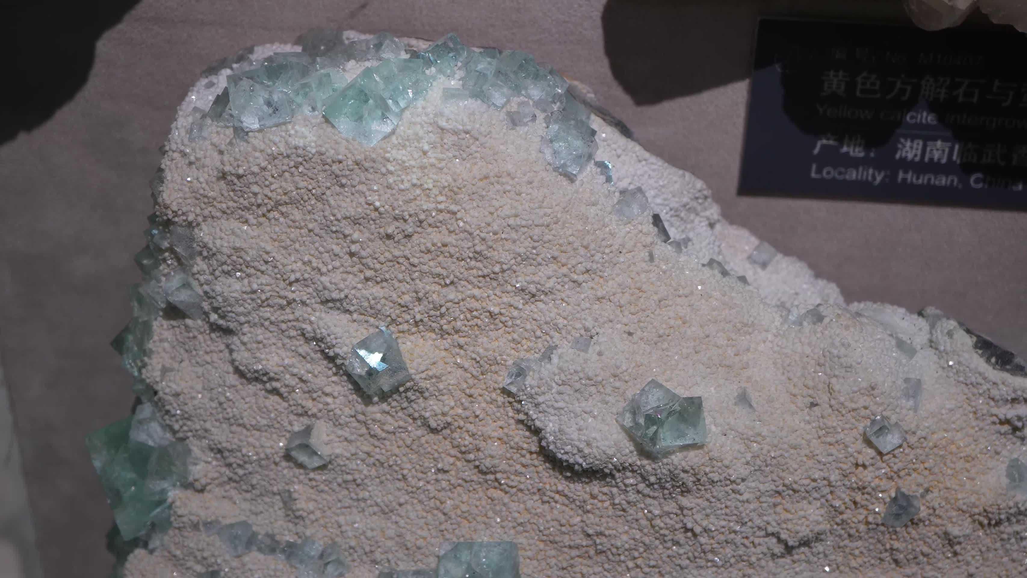 地质地理玉石宝石矿石视频的预览图