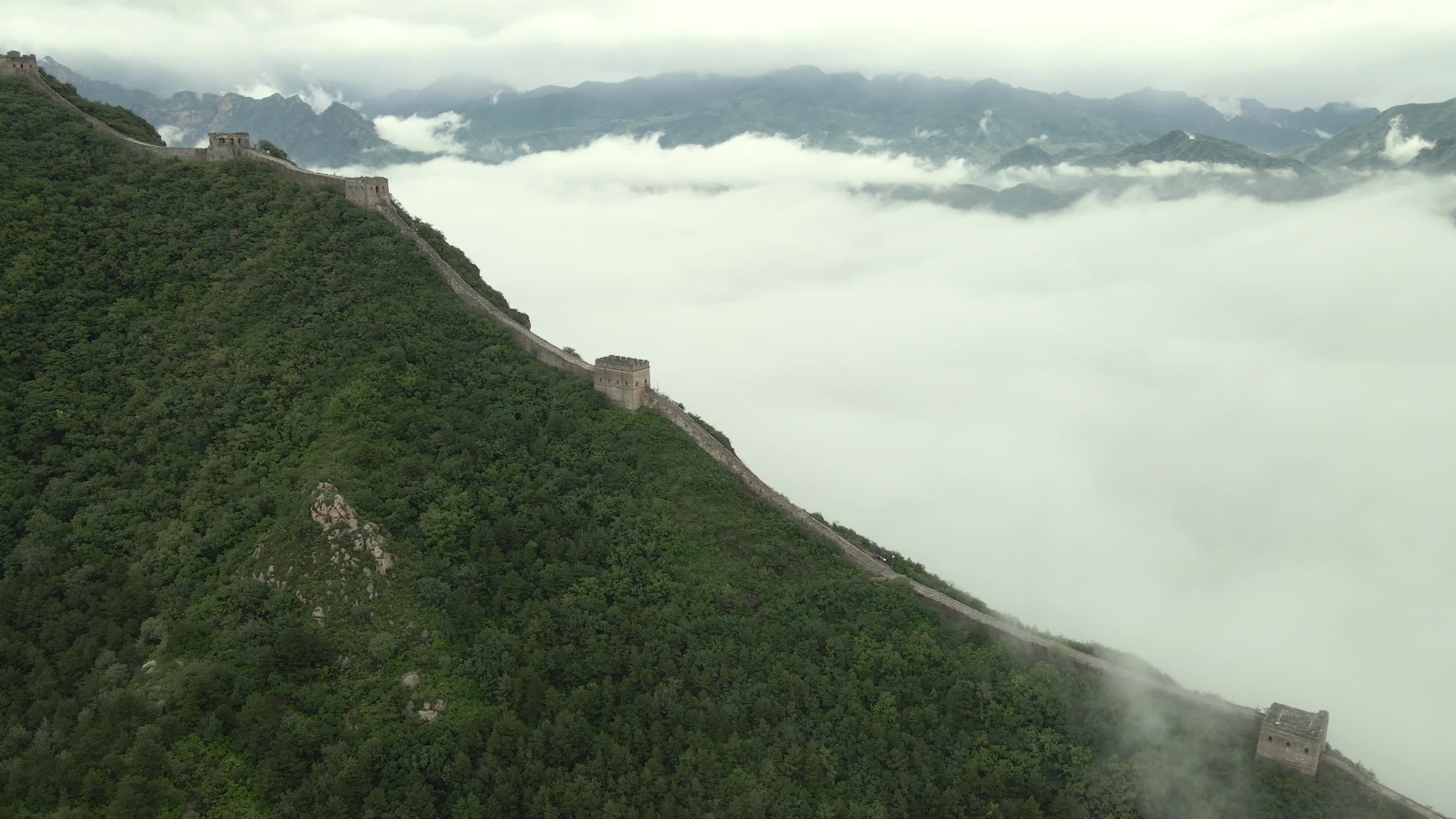 中国长城俯拍震撼大场景航拍视频的预览图