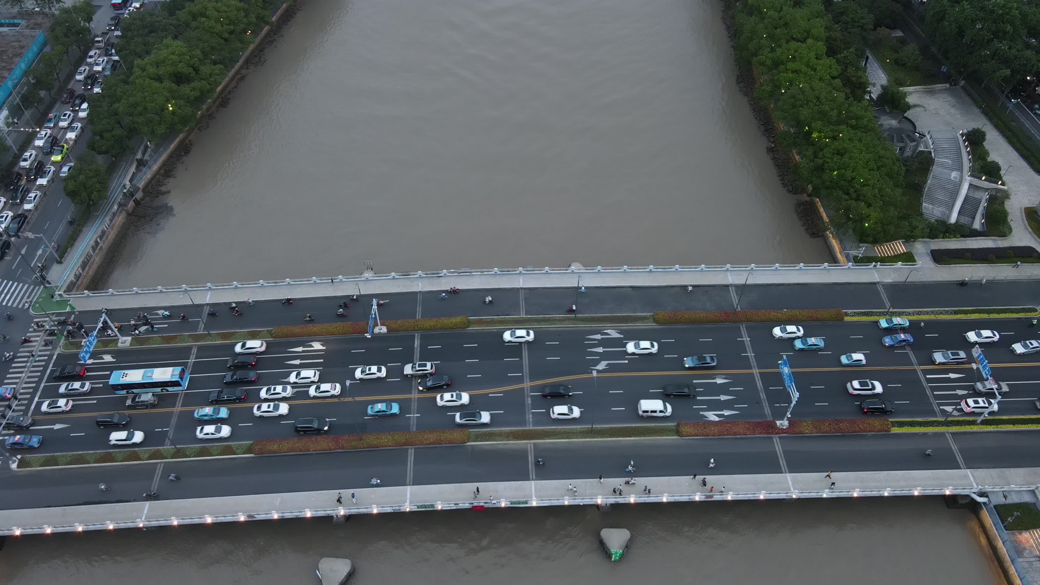 宁波航拍宁波甬江珍珠贝外滩大桥夜景4K航拍视频的预览图