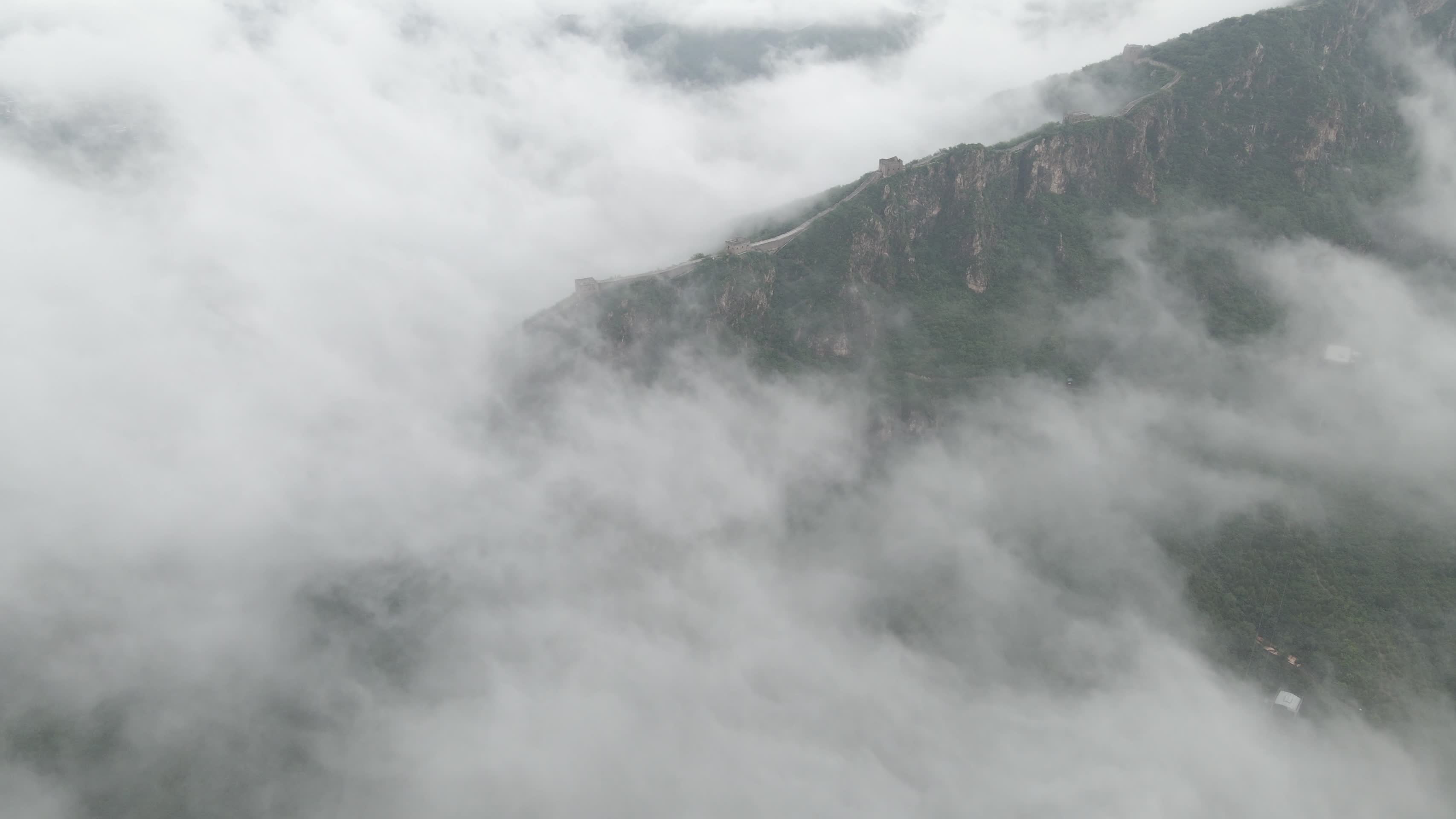 航拍北京司马台长城云海风光视频的预览图