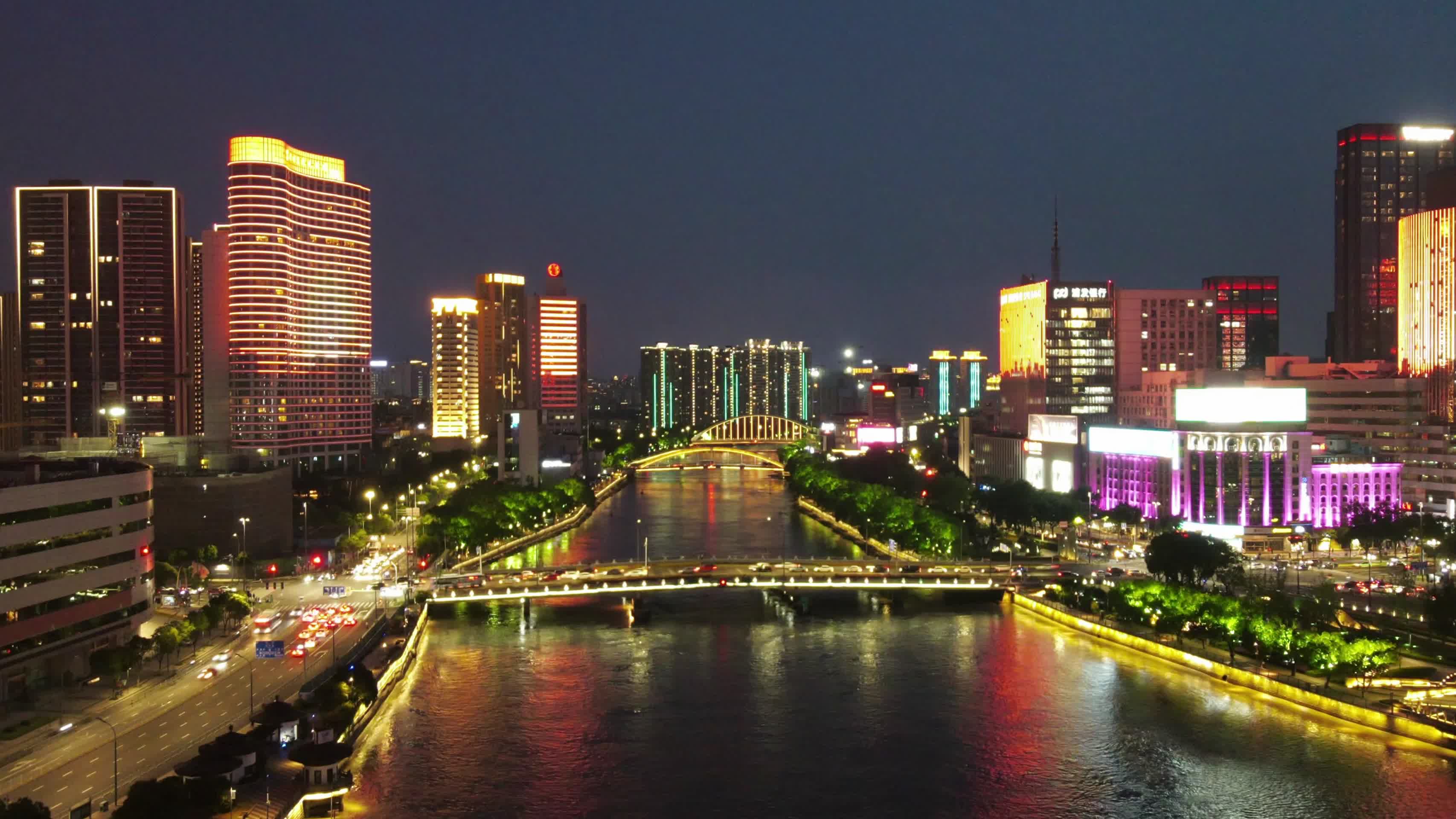 浙江宁波全景夜景老外滩甬江市中心4K航拍视频的预览图