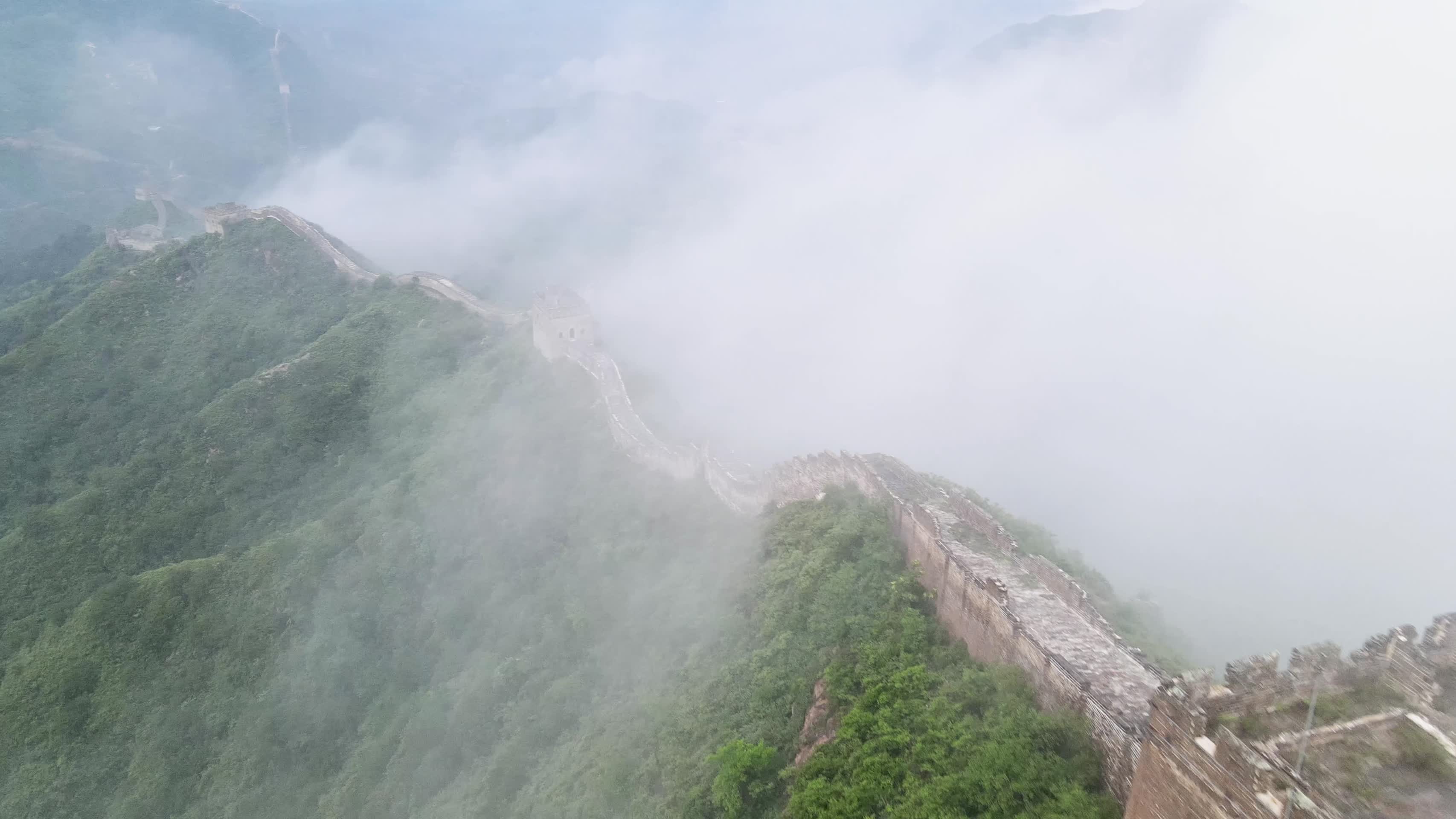 长城云海风光航拍大气的中国长城视频的预览图