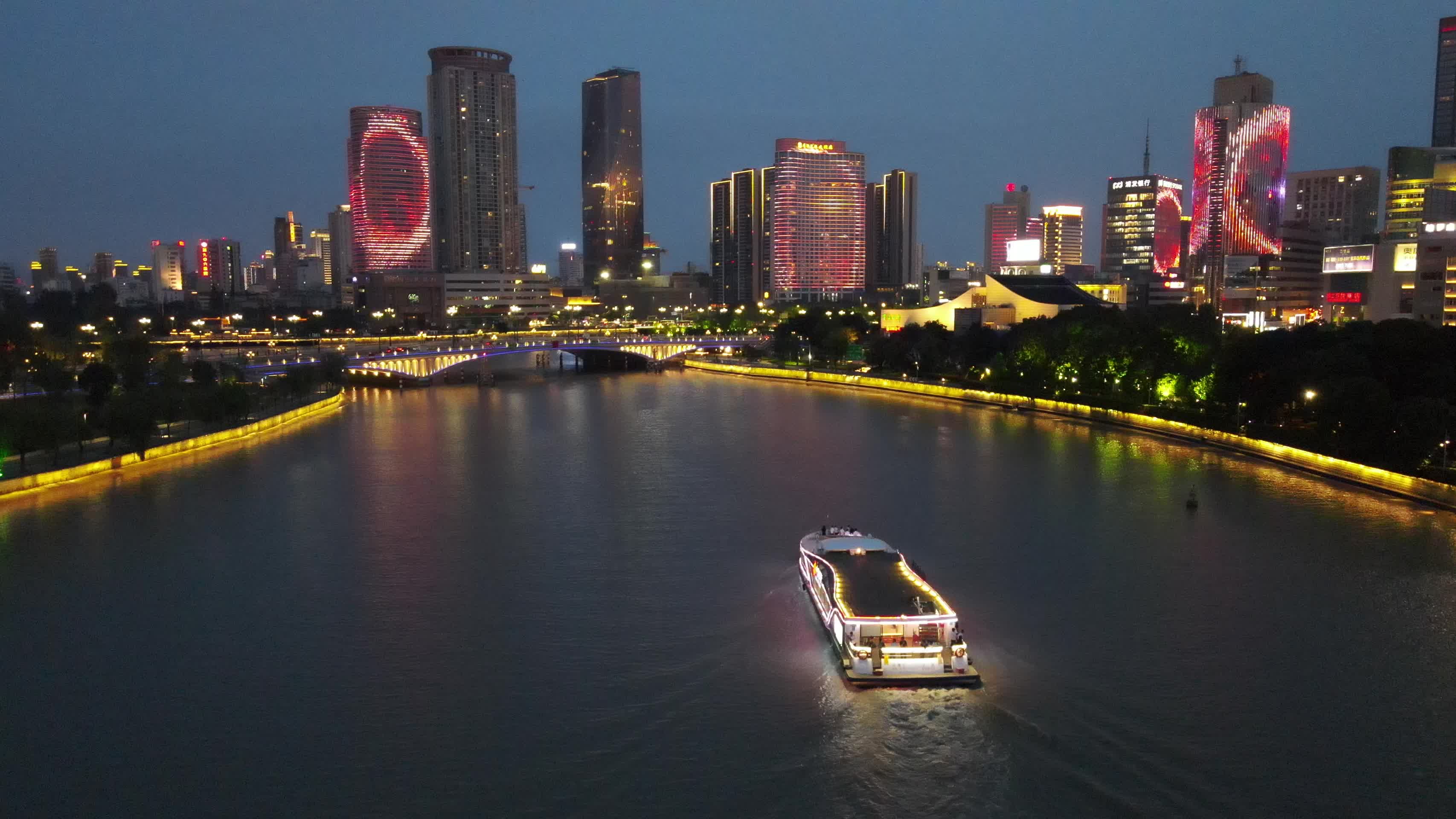 浙江宁波全景夜景老外滩甬江市中心4K航拍视频的预览图