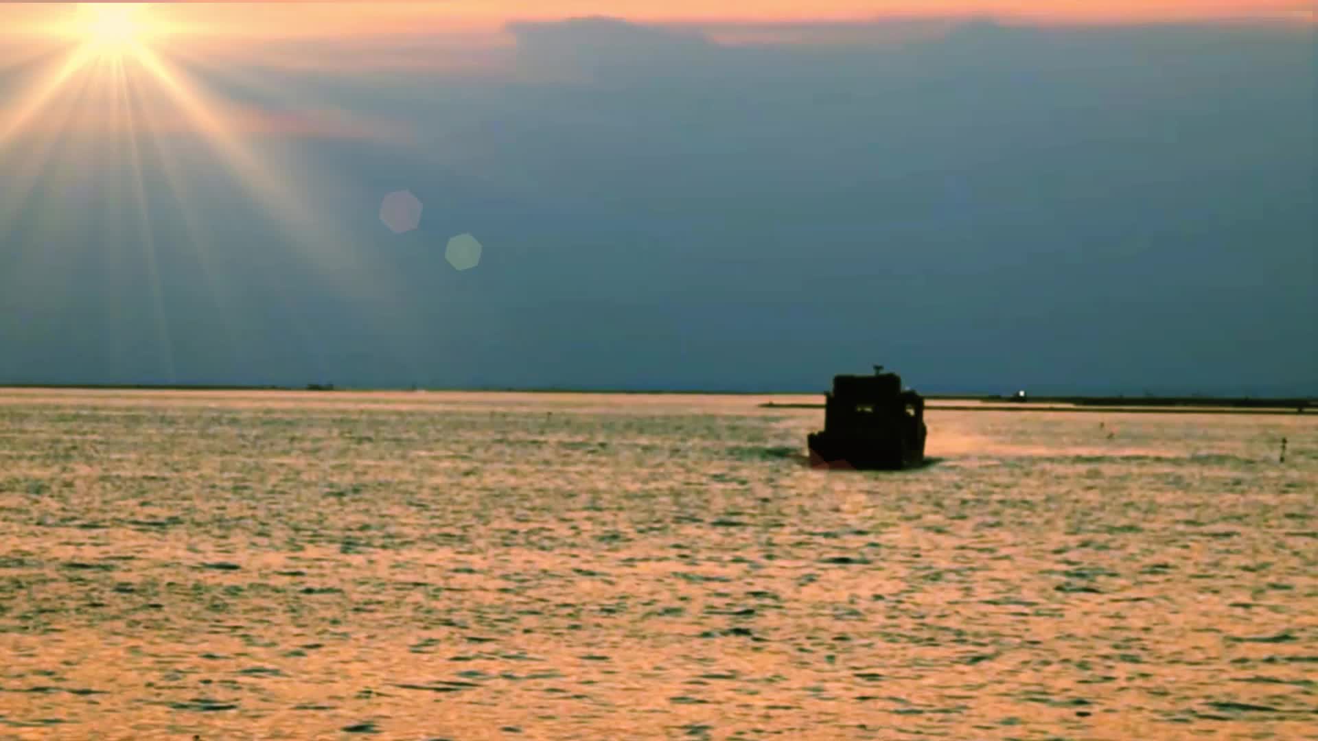 捕鱼归来的渔船视频的预览图