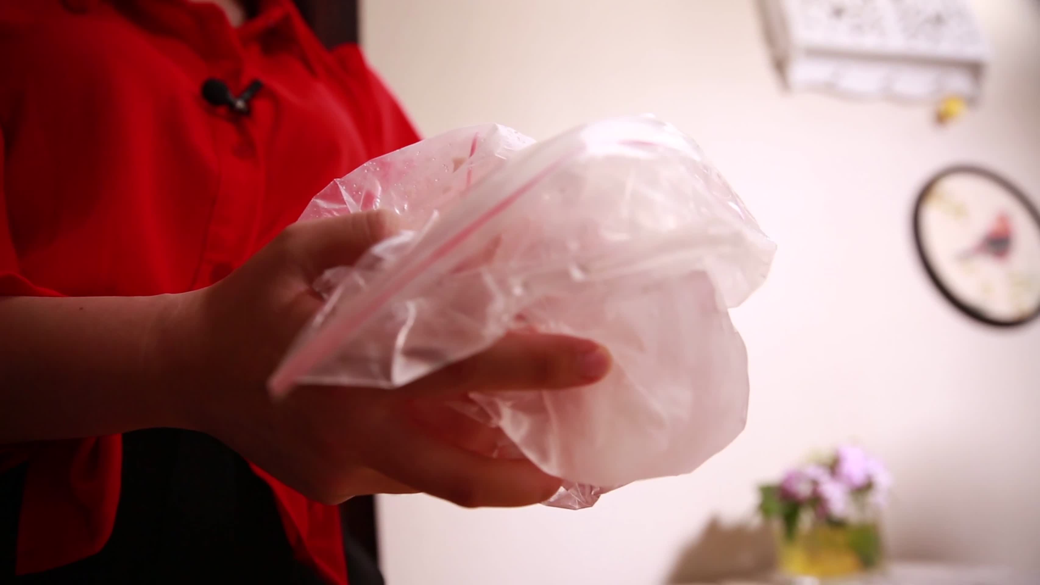 食盐吸热原理快速冷冻冰激凌视频的预览图