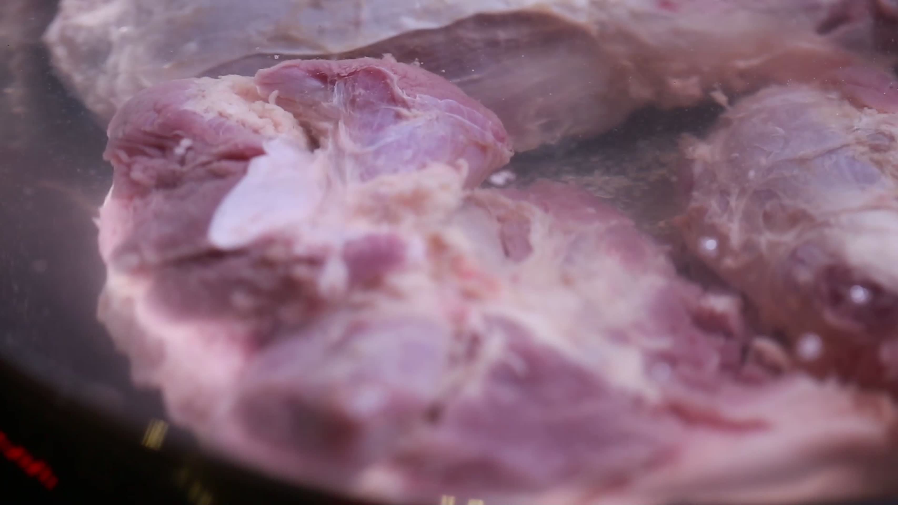 清水浸泡清洗肉类视频的预览图