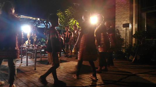 节日夜晚少数民族唱歌跳舞航拍视频的预览图