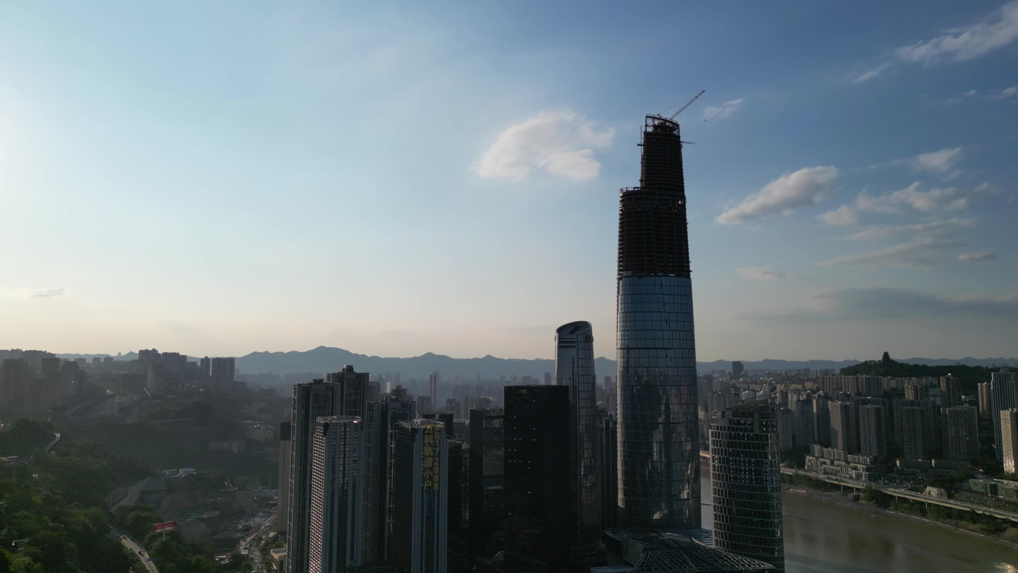 重庆渝中地标建筑航拍陆海国际中心视频的预览图