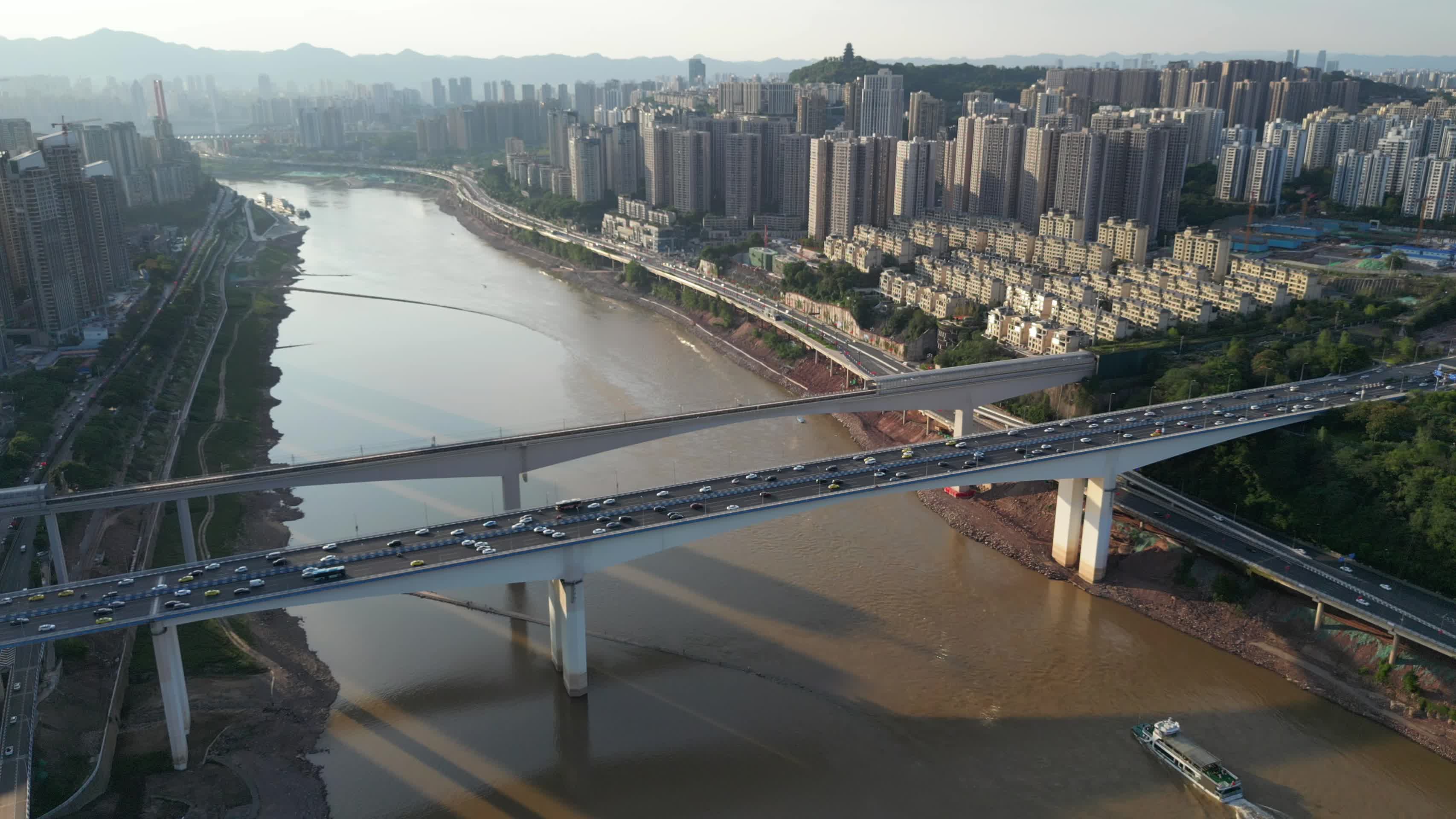 重庆渝中江北嘉华大桥长江风景航拍视频的预览图
