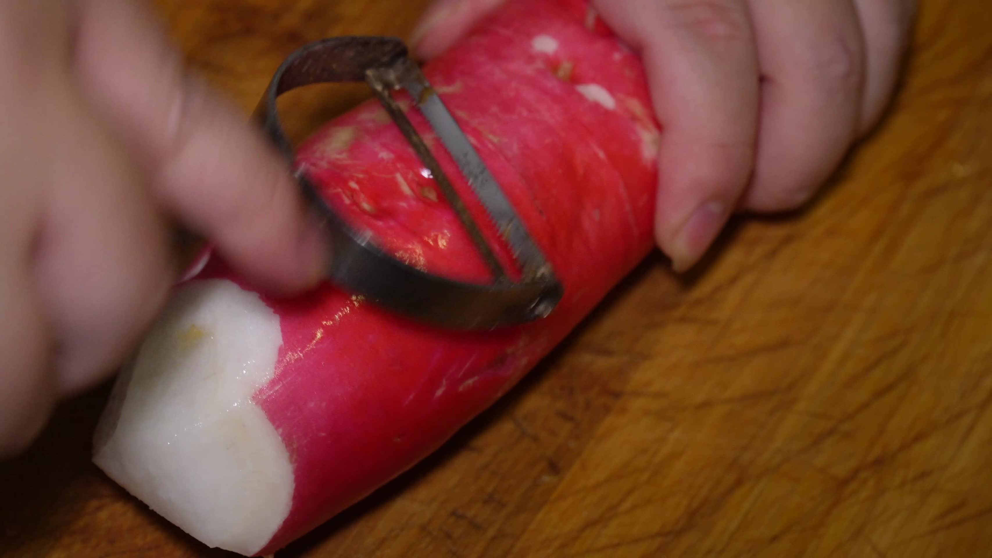 清洗卞萝卜红萝卜削皮切滚刀块视频的预览图